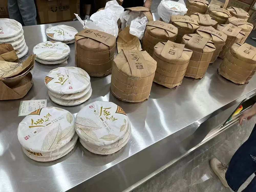 西双版纳回收大益普洱茶2015年生茶熟茶图3