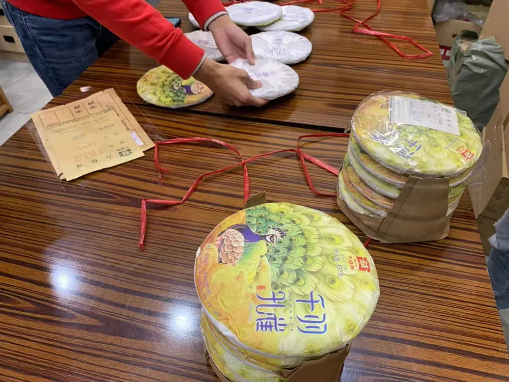 西双版纳回收大益普洱茶2018年生茶熟茶图2