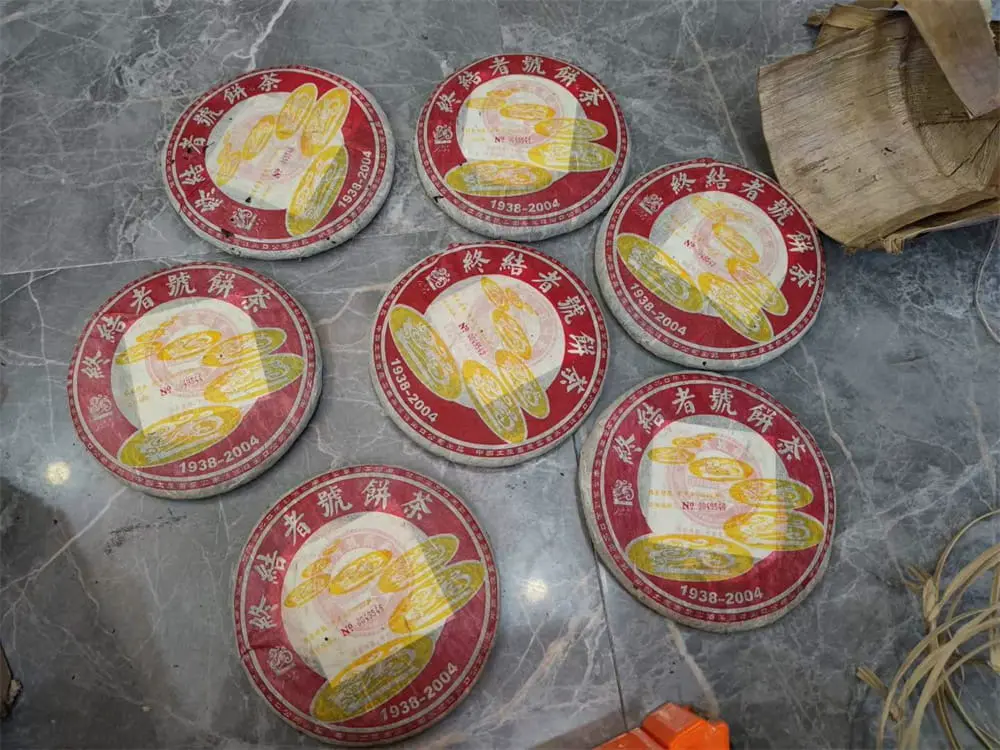 西双版纳回收中茶普洱茶2004年生茶熟茶图3